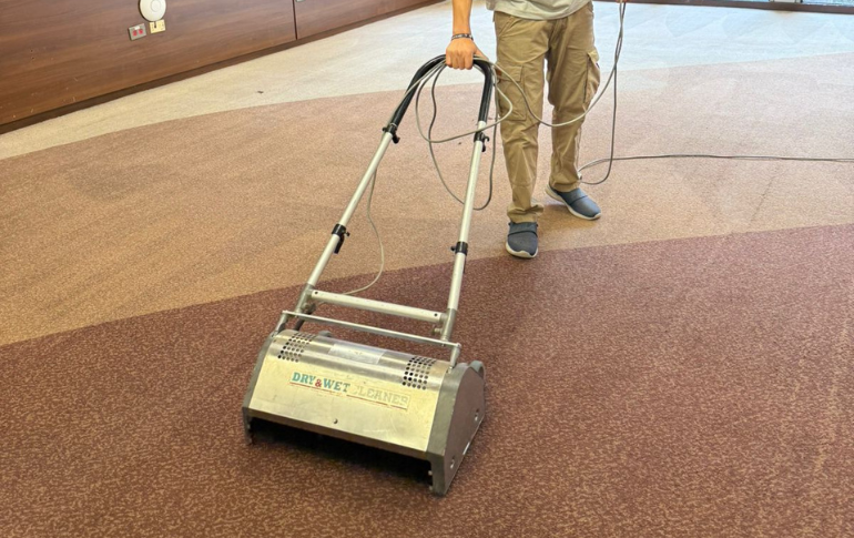 Equipo profesional trabajando sobre alfombra