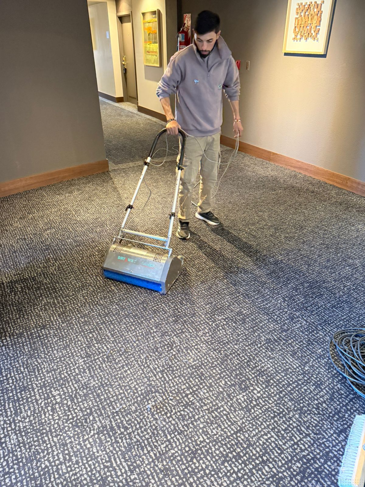Operario Tecnoclean trabajando con maquinaria y cepillos azules