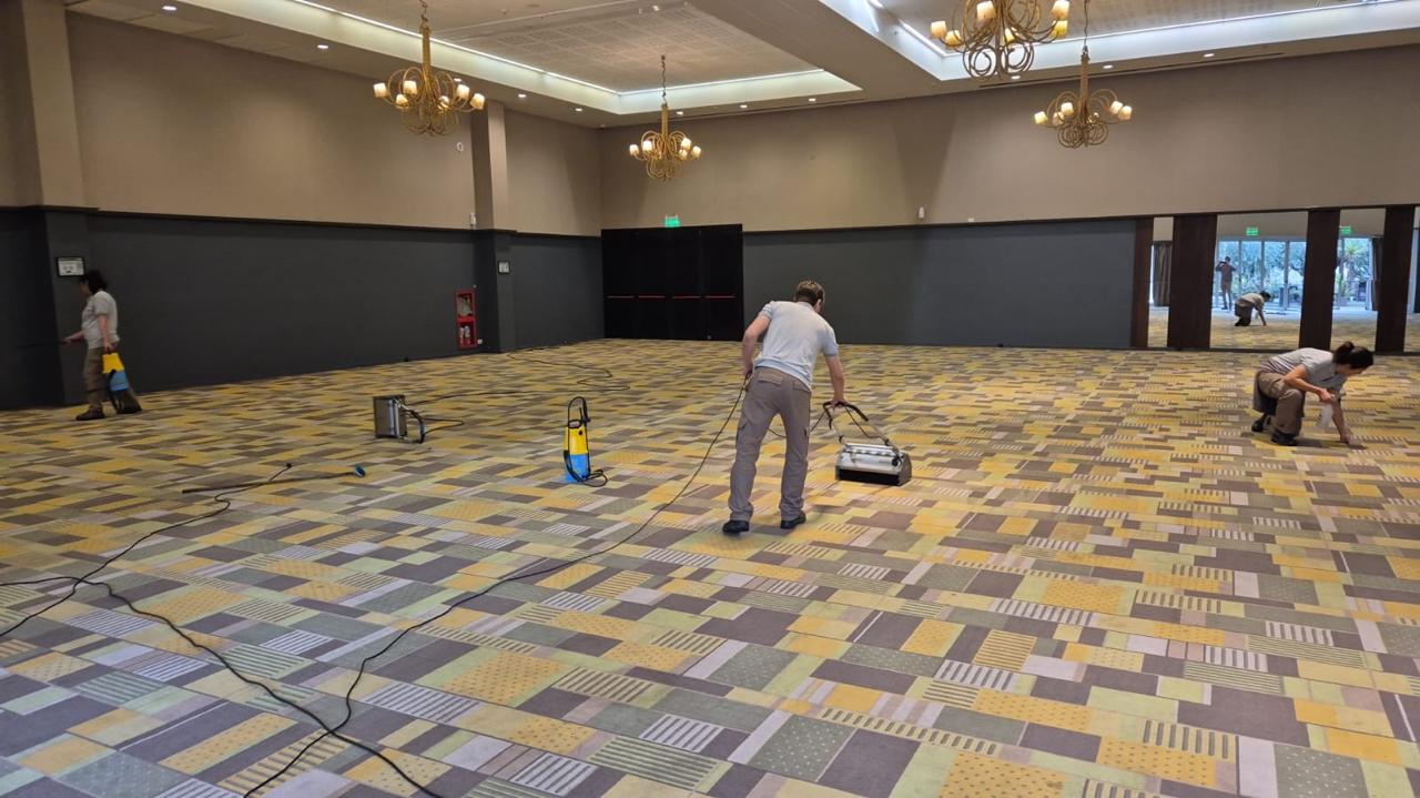 Tratamiento profesional de una alfombra en un salón corporativo